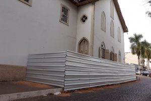Calçada da Igreja Matriz São Miguel começa a ser isolada para a reforma.