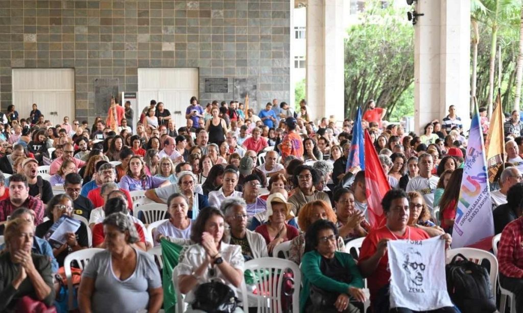 Professores da rede estadual definem greve por 48 horas em março