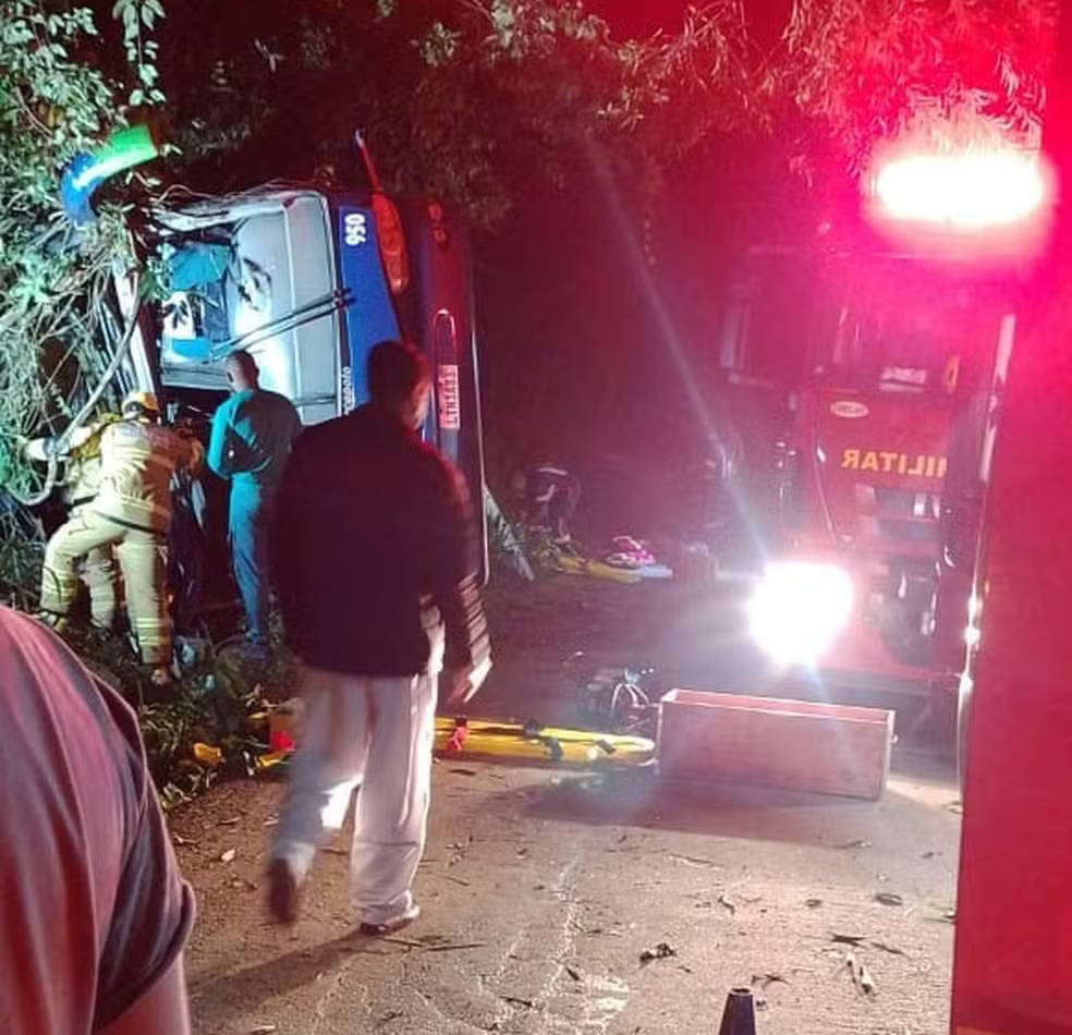 ‘Estamos aqui debaixo do ônibus’, diz passageiro para o filho após acidente que matou sete pessoas